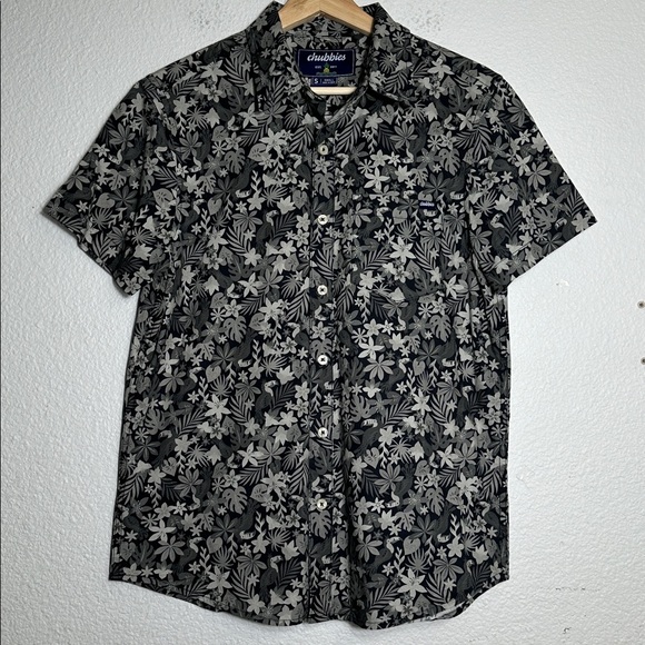 Chubbies Grey Floral Men’s Small Short Sleeve Button Down Shirt Travel Hawaiian - Picture 2 of 10